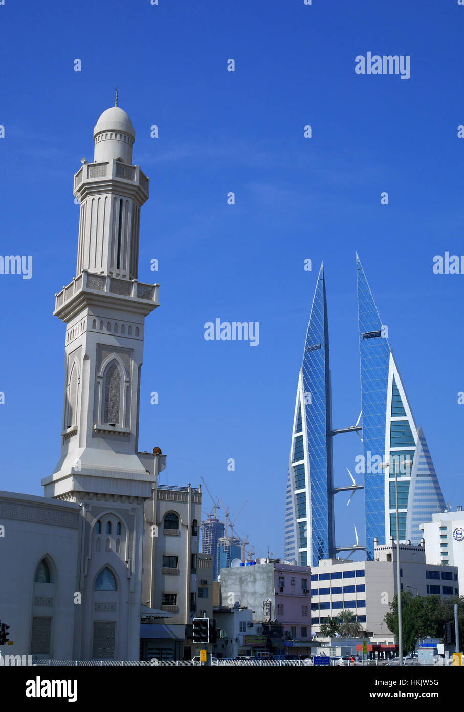 RAS Rumman Moschee, mit das Bahrain World Trade Center Gebäude in der Ferne, Manama, Bahrain Stockfoto