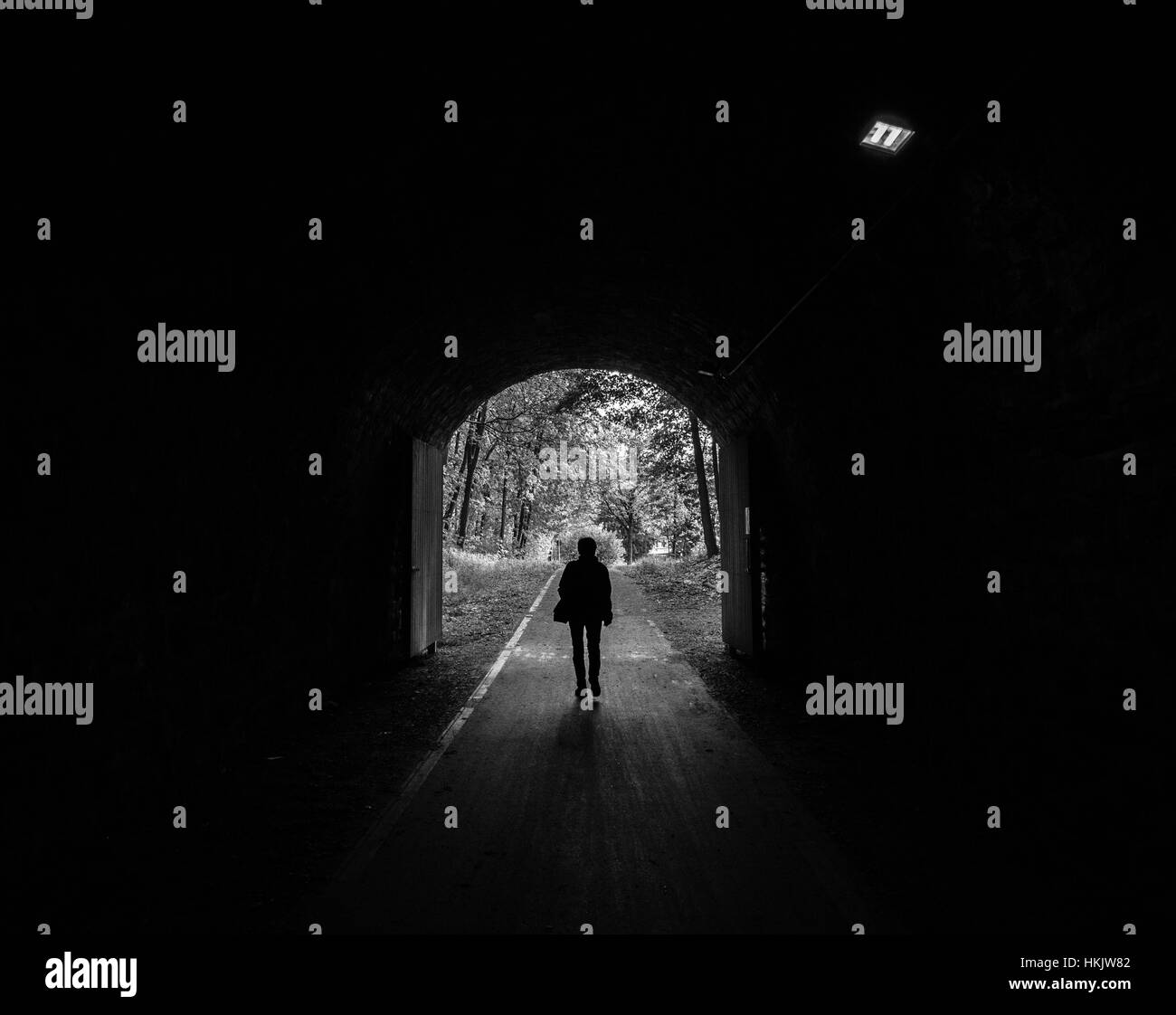 Eisenbahntunnel mit menschliche silhouette Stockfoto