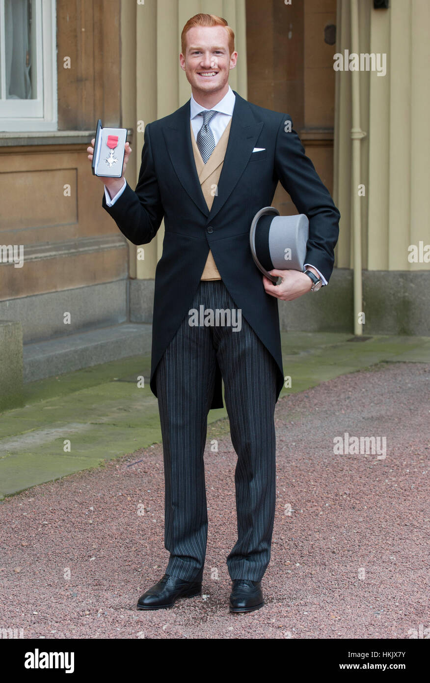 Weitspringer Greg Rutherford empfangen sein Glied der British Empire (MBE)-Medaille für Verdienste um die Leichtathletik von HM The Queen Stockfoto