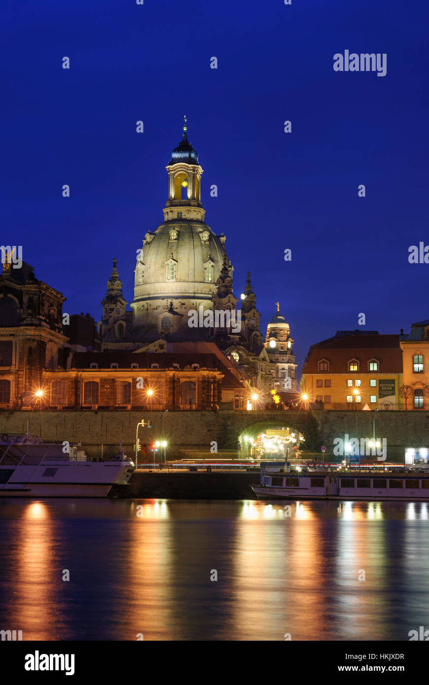 Dresden: Blick auf die Altstadt mit Frauenkirche und Rathaus Turm auf dem Fluss Elbe, Sachsen, Sachsen, Deutschland Stockfoto
