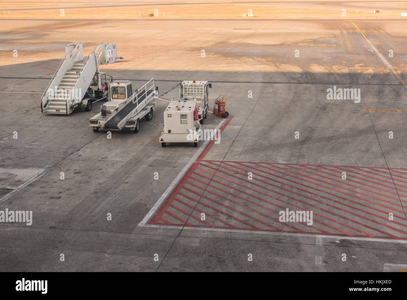 Service-Fahrzeuge am Flughafen Stockfoto