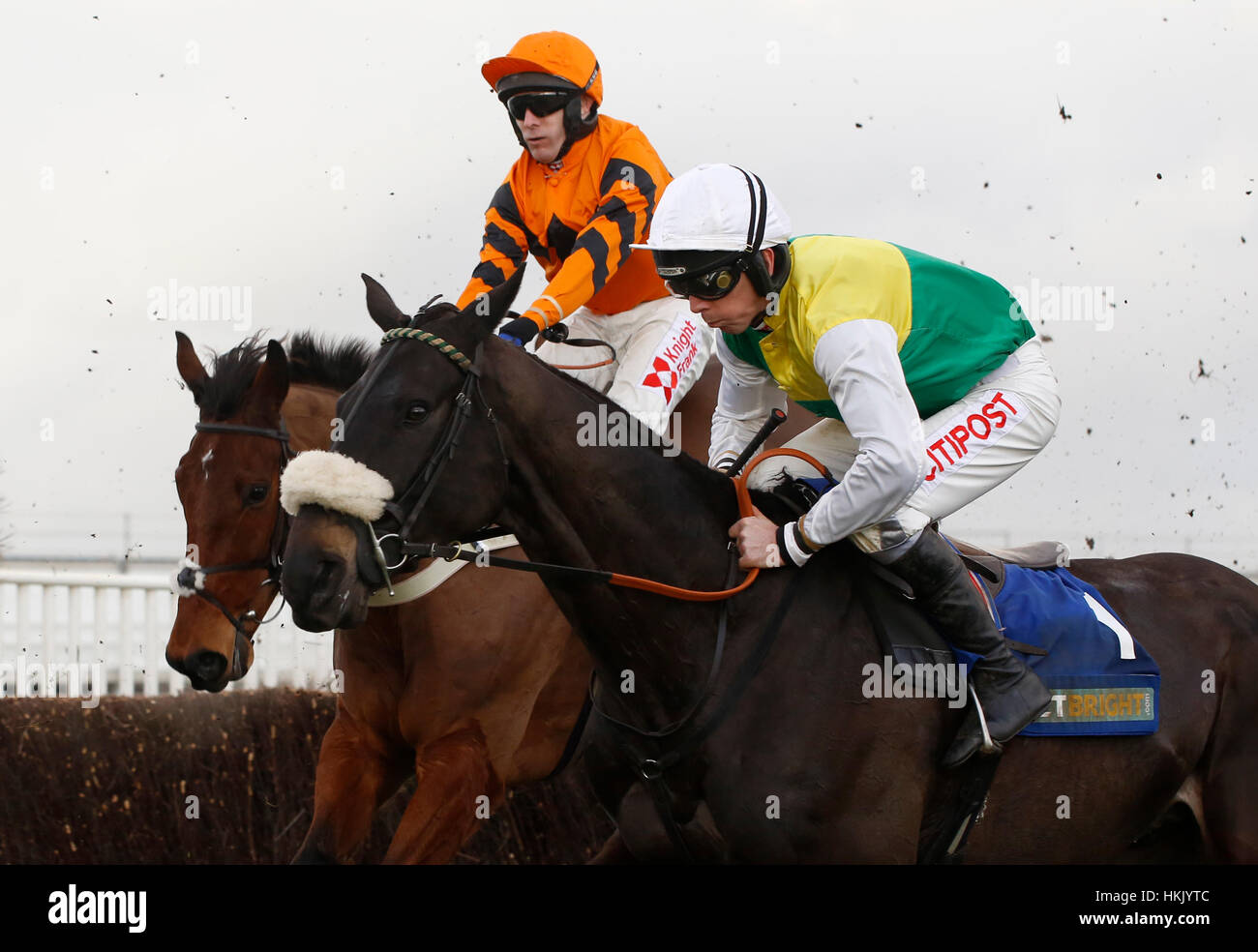 Viele Wolken und Leighton Aspell (rechts) springen einen frühen Zaun in Begleitung Thistlecrack geritten von Tom Scudamore bevor Sie weitermachen, The Betbright Trial Cotswold Chase Rennen laufen Versuche tagsüber auf dem Cheltenham Racecourse Festival zu gewinnen. Stockfoto