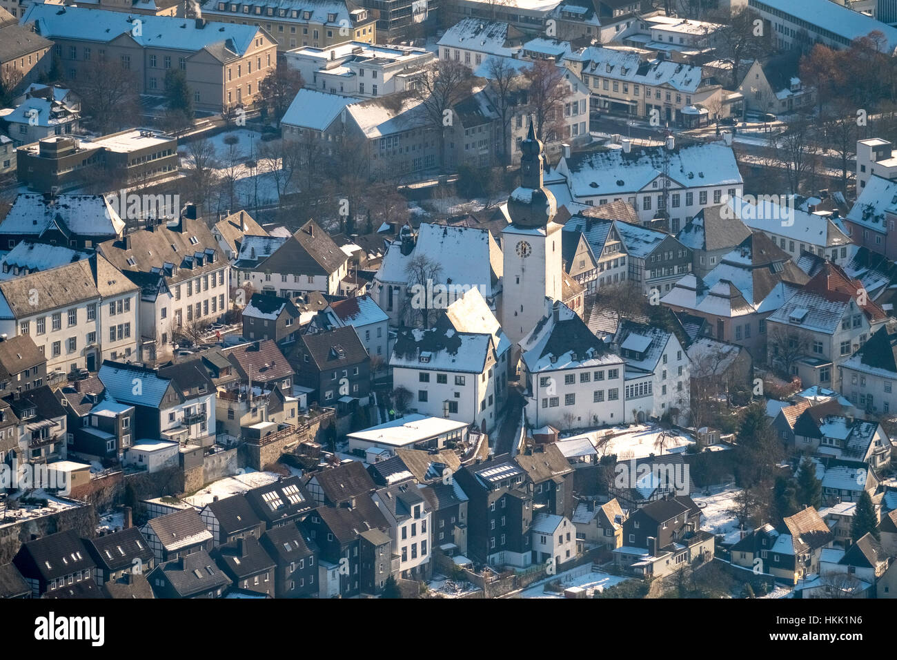 Winterliche alte Stadt Arnsberg, Glockenturm, Schnee, Winter, Arnsberg, Sauerland, Nordrhein-Westfalen, Deutschland Stockfoto
