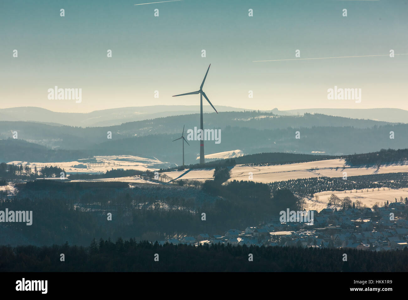Große Windkraftanlage über Scharfenberg, Brilon, Sauerland Stockfoto