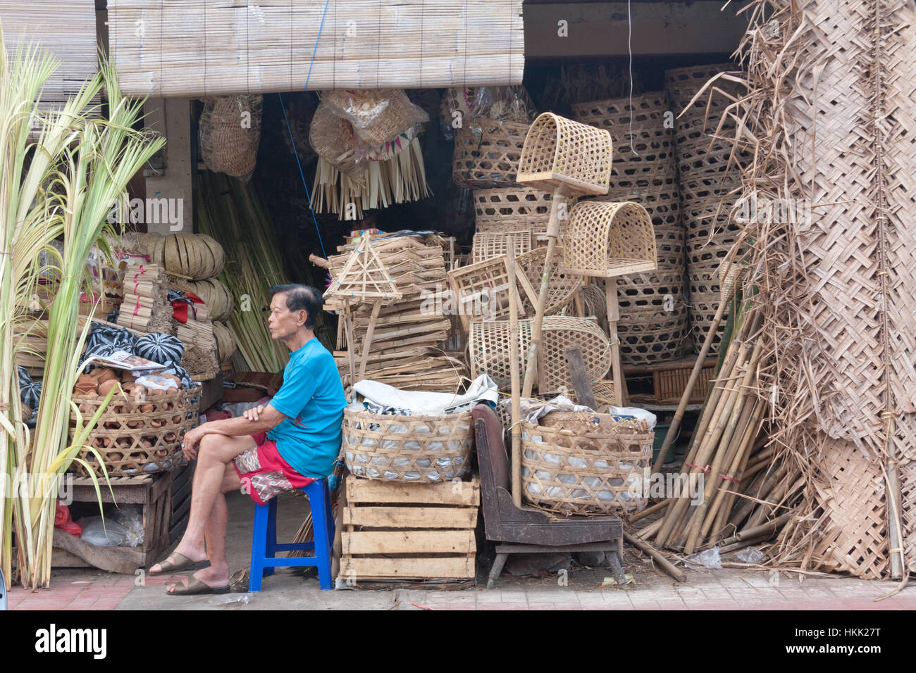 Mann saß Ouside Korbwaren Shop Denpasar Bali Indonesien Stockfoto