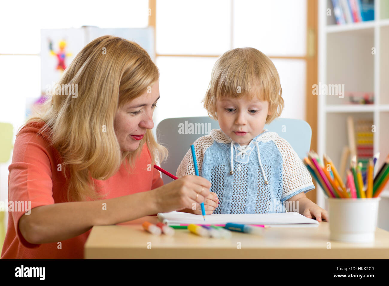 Mutter mit ihrem Kind Sohn zusammen spielen Stockfoto