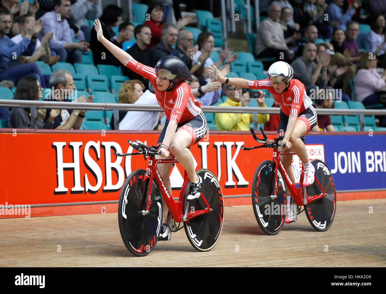 Emily Nelson (links) und Annasley Park feiern nach dem Gewinn der Goldmedaille in der Frauen Mannschaftsverfolgung, während der zweite Tag der HSBC UK British Cycling National Track Championships am National Cycling Centre, Manchester. Stockfoto