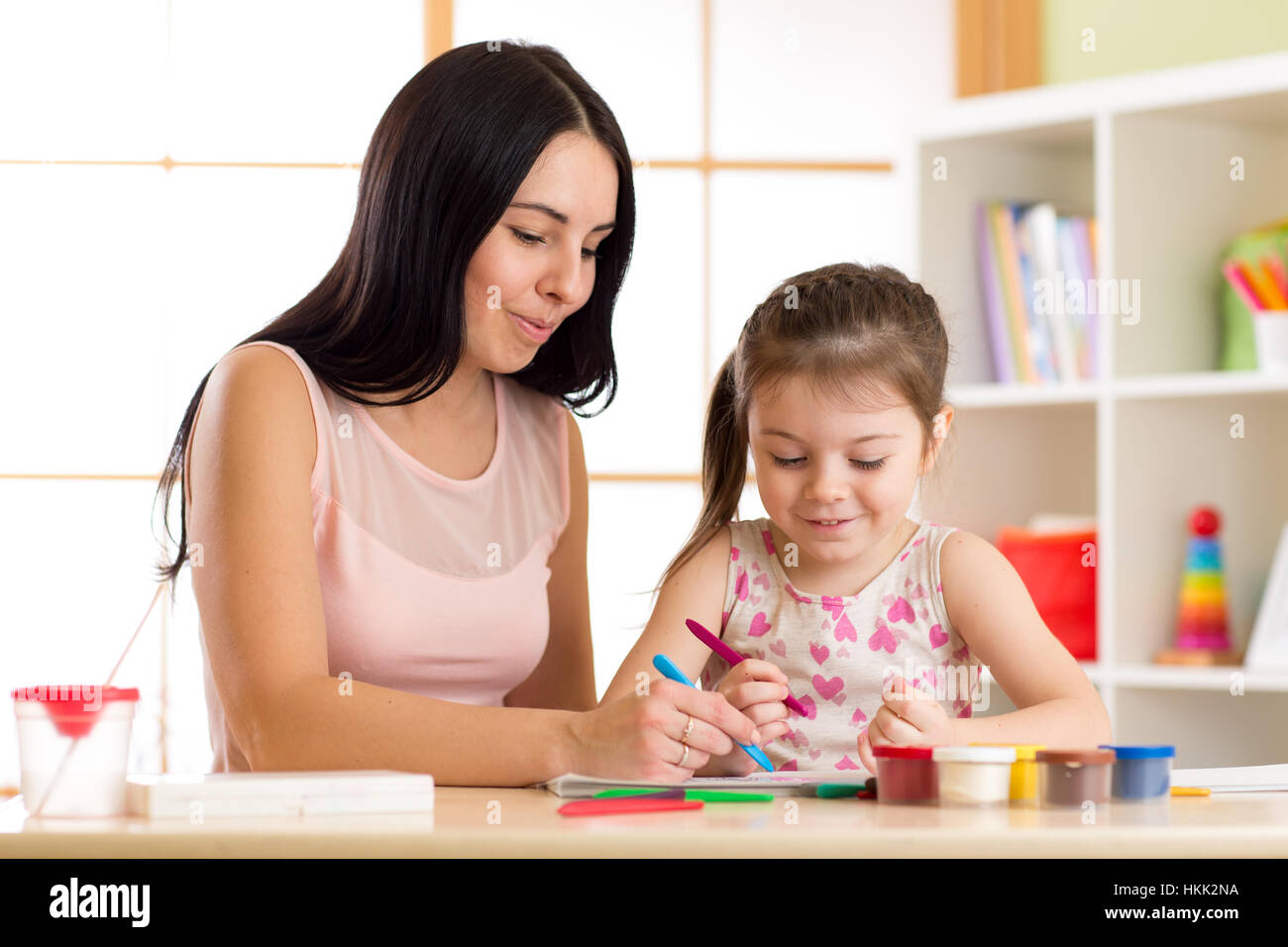 Mutter mit Tochter Kind zusammen spielen Stockfoto