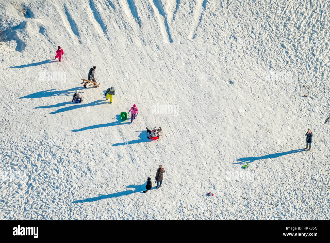 Rodeln, Berg, Schnee, Kinder spielen, Warstein, Sauerland, Nordrhein-Westfalen, Deutschland Stockfoto