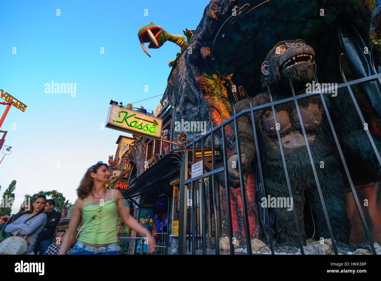 Wien, Wien: Prater; Geisterschloss mit übergroßen Gorilla, 02., Wien, Österreich Stockfoto