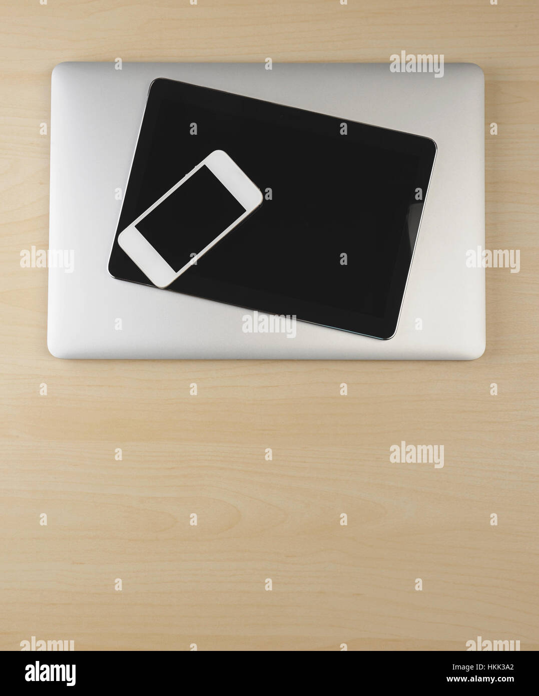 Laptop-Handy und Tablet auf Top Holz Schreibtisch Stockfoto
