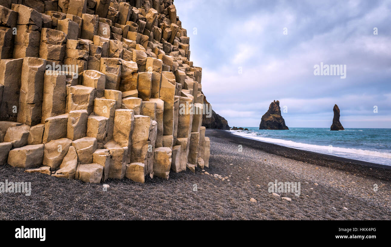Basalt Felsformationen "Troll Zehen" am schwarzen Strand. Reynisdrangar, Vik, Island Stockfoto