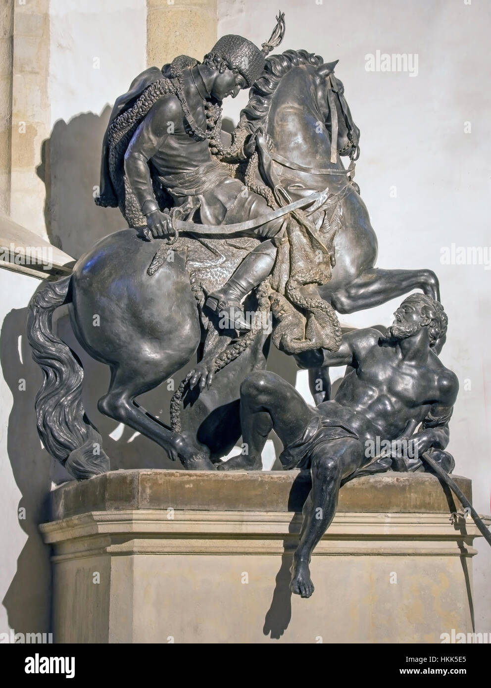 BRATISLAVA, Slowakei - 14. Januar 2014: Saint Martin plumbeous Statue von glorreichen Bildhauers Georg Rafael Donner aus dem Jahr 1734 Stockfoto