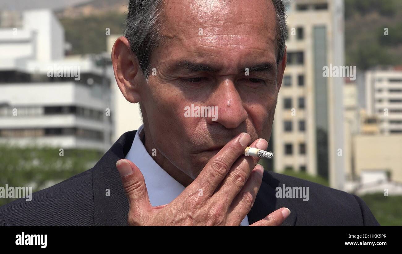 Ältere Hispanic Business Mann Rauchen Stockfoto