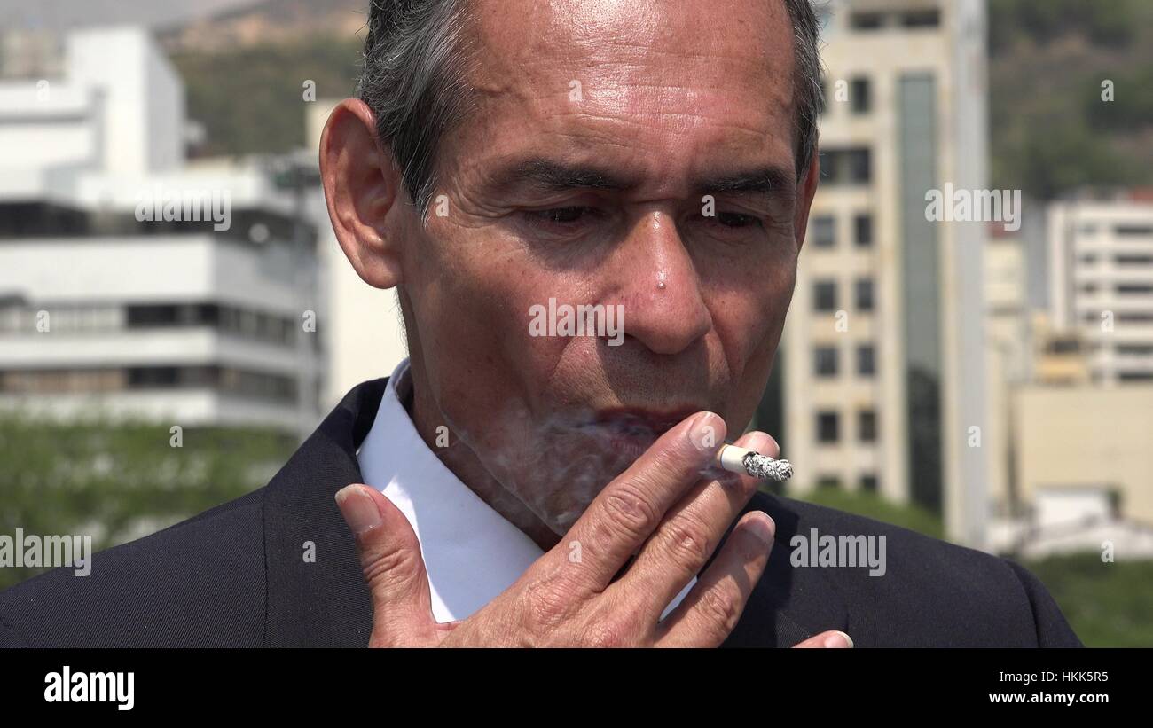 Ältere Hispanic Business Mann Rauchen Stockfoto