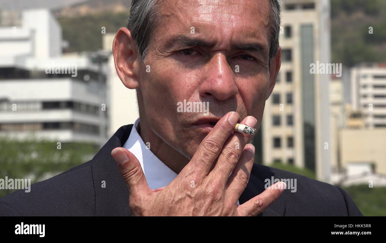 Hispano-Amerikaner Geschäftsmann eine Zigarette rauchend Stockfoto