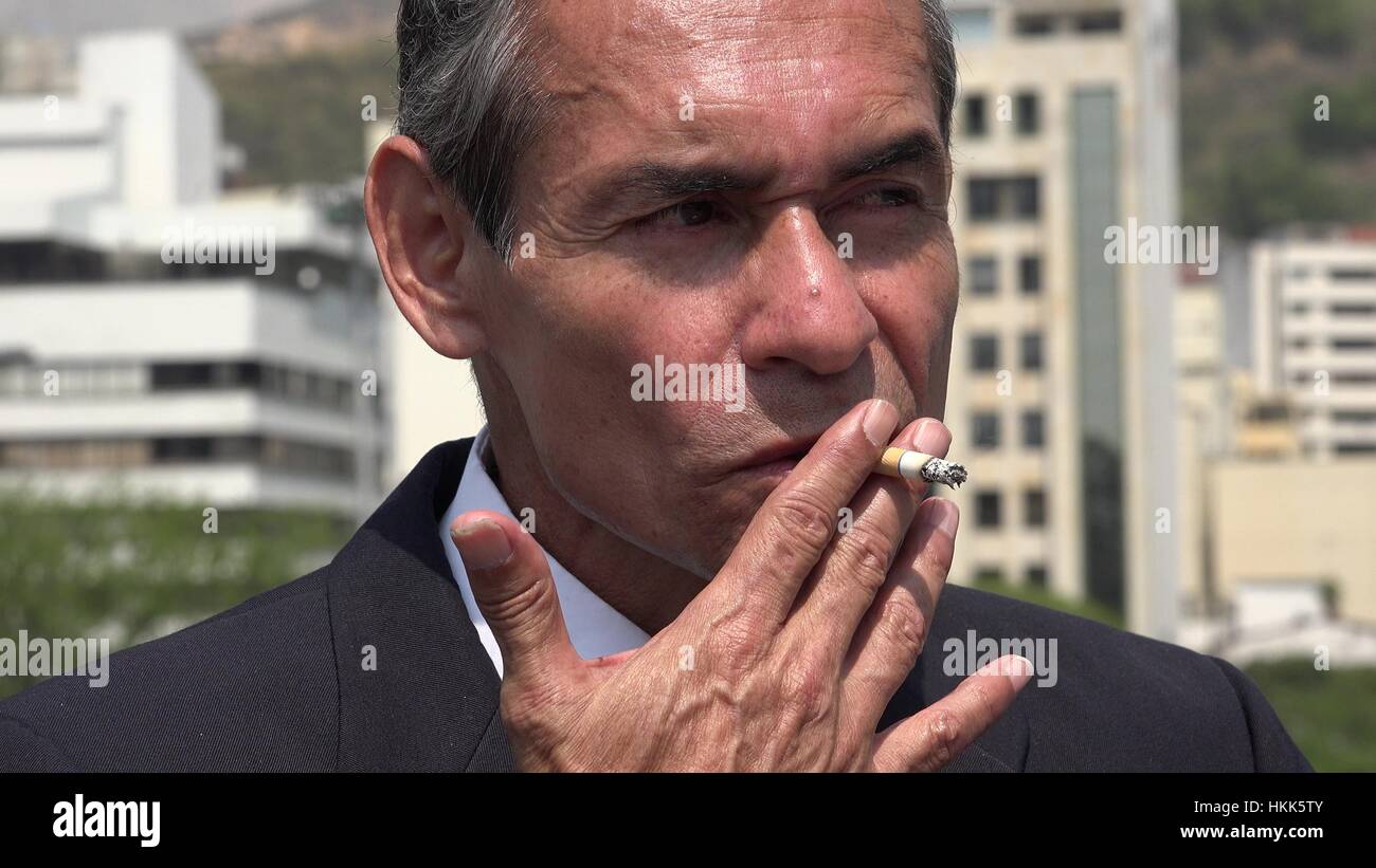 Hispano-Amerikaner Geschäftsmann eine Zigarette rauchend Stockfoto
