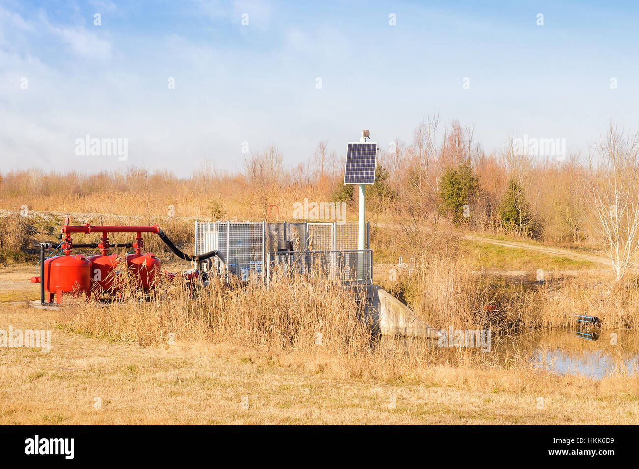 System Pumpen von Wasser für die Landwirtschaft, mit der Steuerung angetrieben durch Sonnenenergie Stockfoto