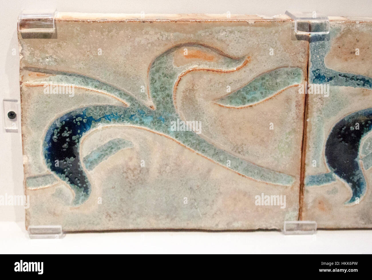 Dieses Kunstwerk konzentriert sich auf die Bodenfliesen des Bigot Pavillons und zeigt das komplizierte Design des Frieses. Die Fliesen sind mit dekorativen Mustern und detailgetreuer Handwerkskunst versehen, die sowohl historischen als auch künstlerischen Wert der architektonischen Ornamentik widerspiegeln. Stockfoto