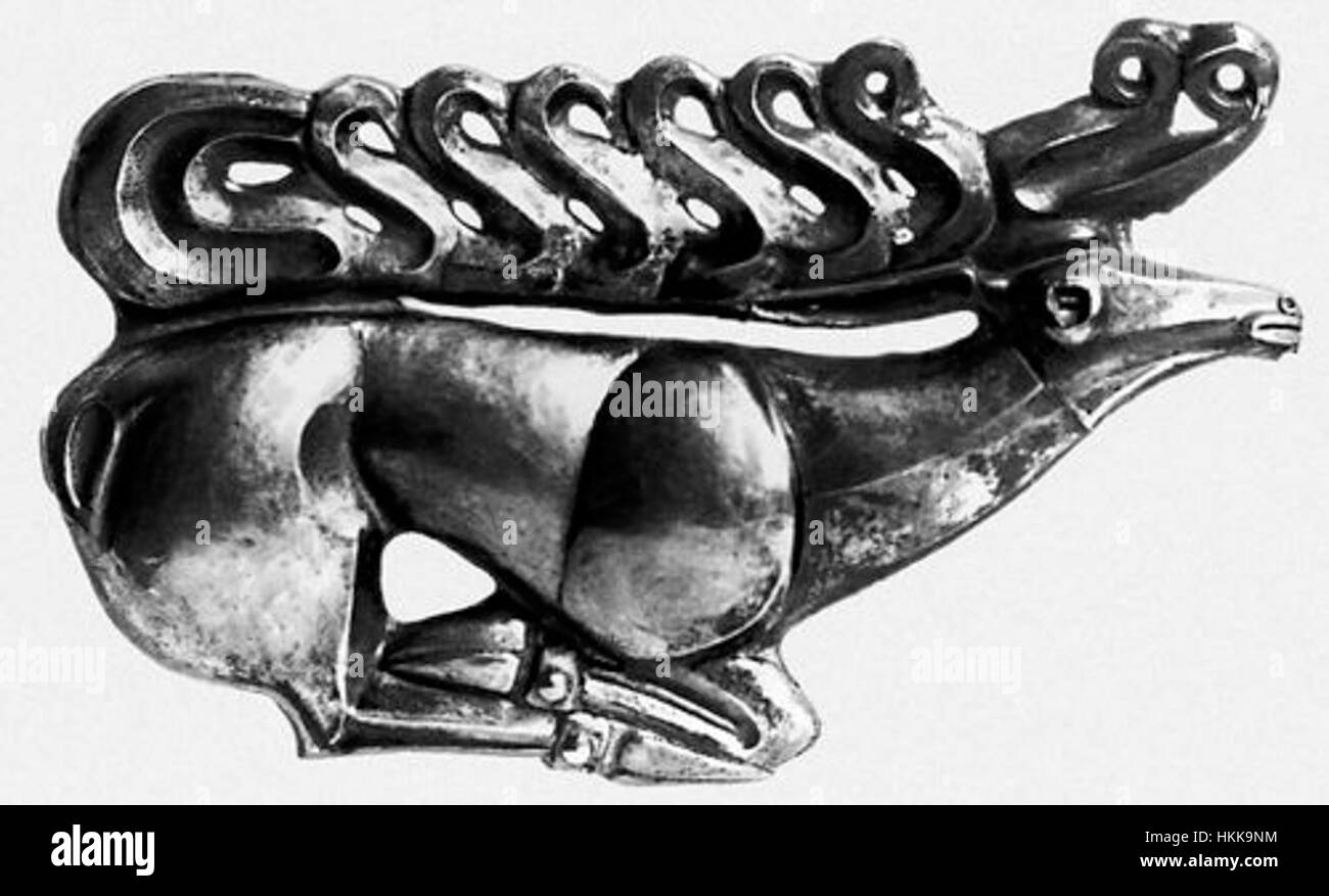 Dieses Kunstwerk repräsentiert den „Animal Style“, eine Kunstform, die durch komplexe Darstellungen von Tieren gekennzeichnet ist, die oft in alten Kulturen wie den Skythen und Kelten zu sehen sind. Der Stil ist bekannt für seine stilisierten Darstellungen, die sich auf die fließenden Formen und Bewegungen der Tiere in ihren natürlichen Lebensräumen konzentrieren. Stockfoto