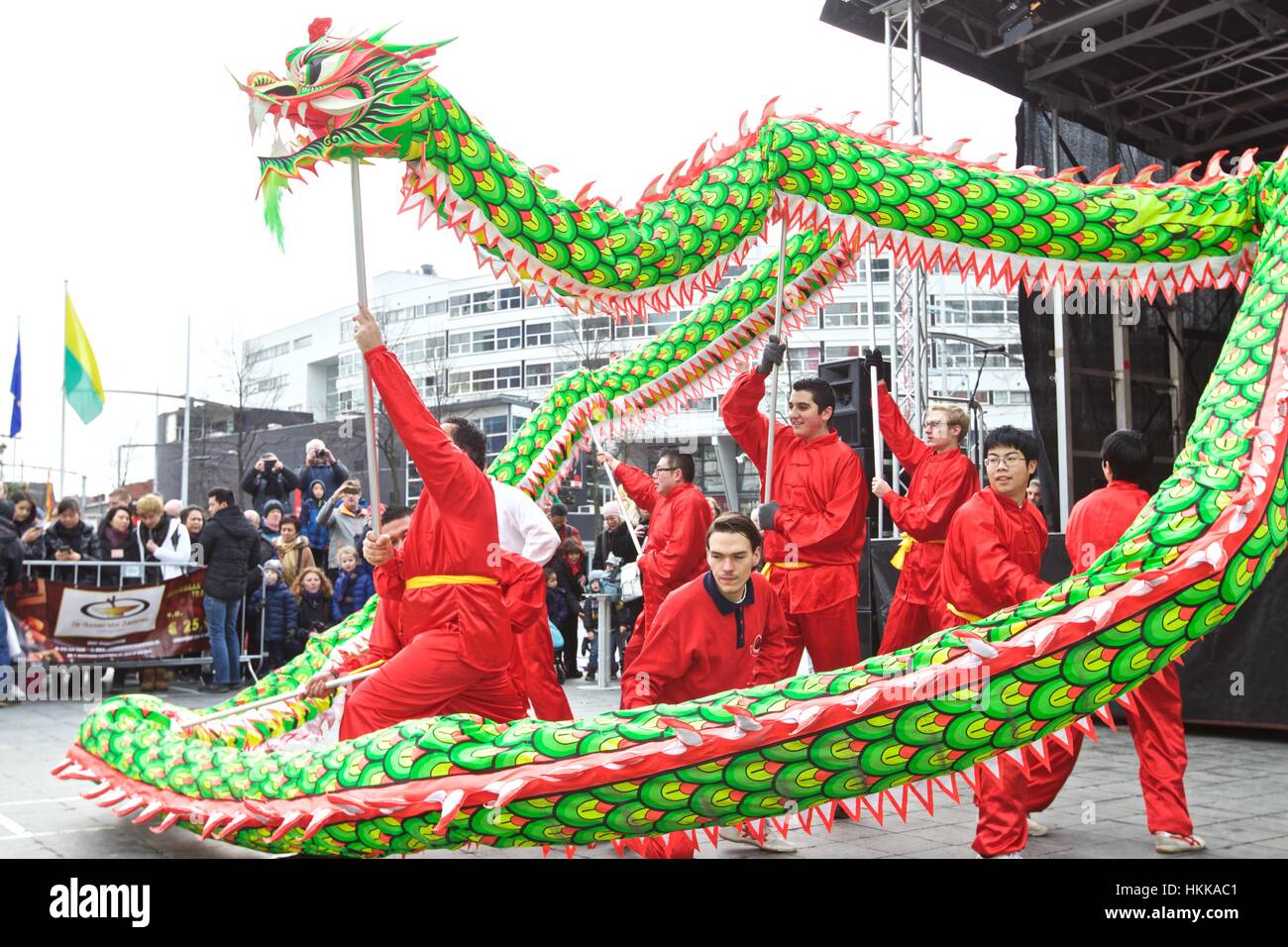 Den Haag, Niederlande. 28. Januar 2017. Lokalen Dragon Dance-Team nimmt Teil an den Feierlichkeiten anläßlich der chinesischen Lunar New Year Hahn in der Nähe von Rathaus den Haag, die Niederlande, am 28. Januar 2017. Die niederländischen nationalen Feier des chinesischen Lunar New Year war hier am Samstag statt. Bildnachweis: Sylvia Lederer/Xinhua/Alamy Live-Nachrichten Stockfoto