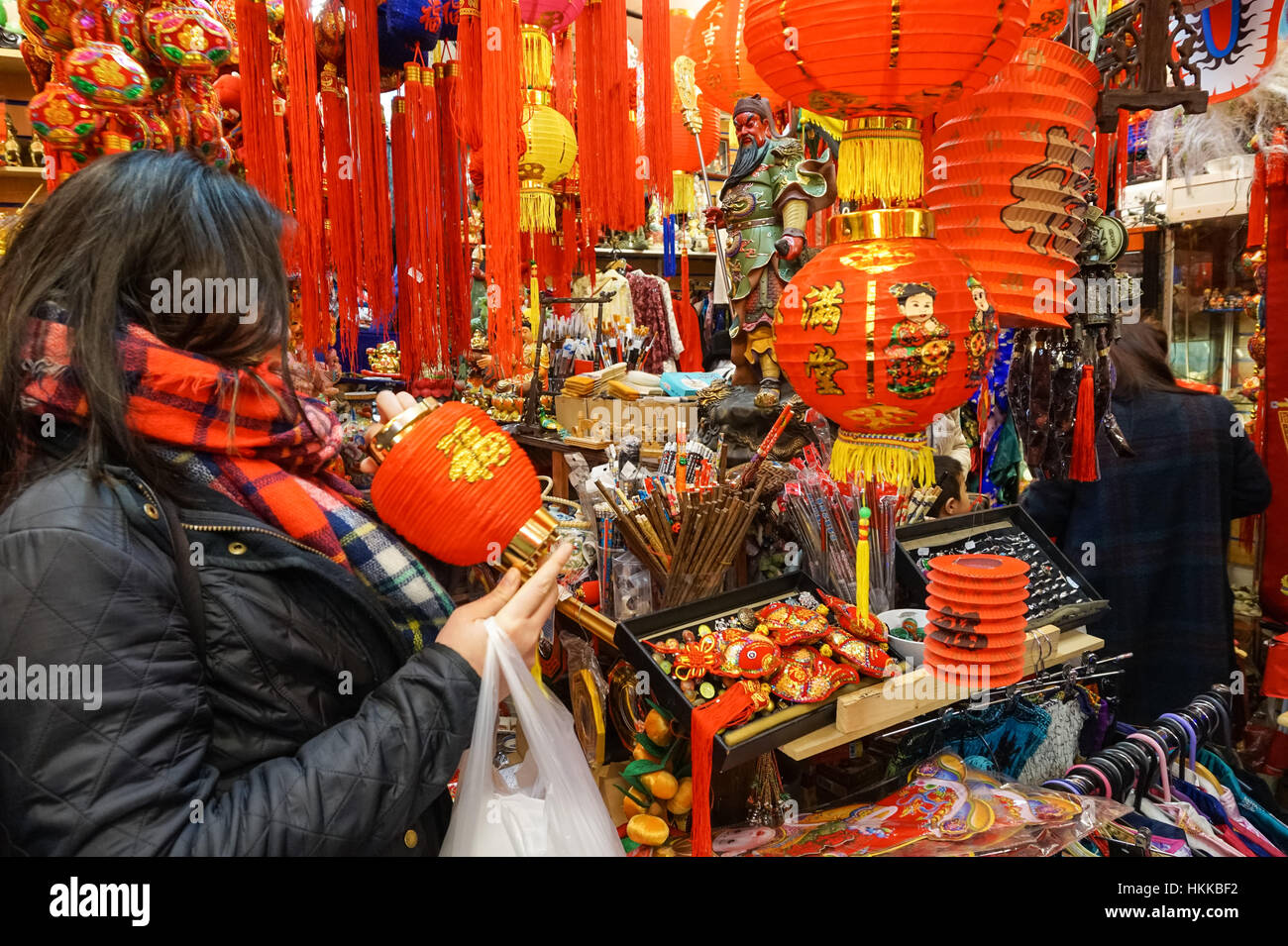 Käufer an Souvenirshop in Chinatown, London, England, Vereinigtes Königreich, Großbritannien Stockfoto