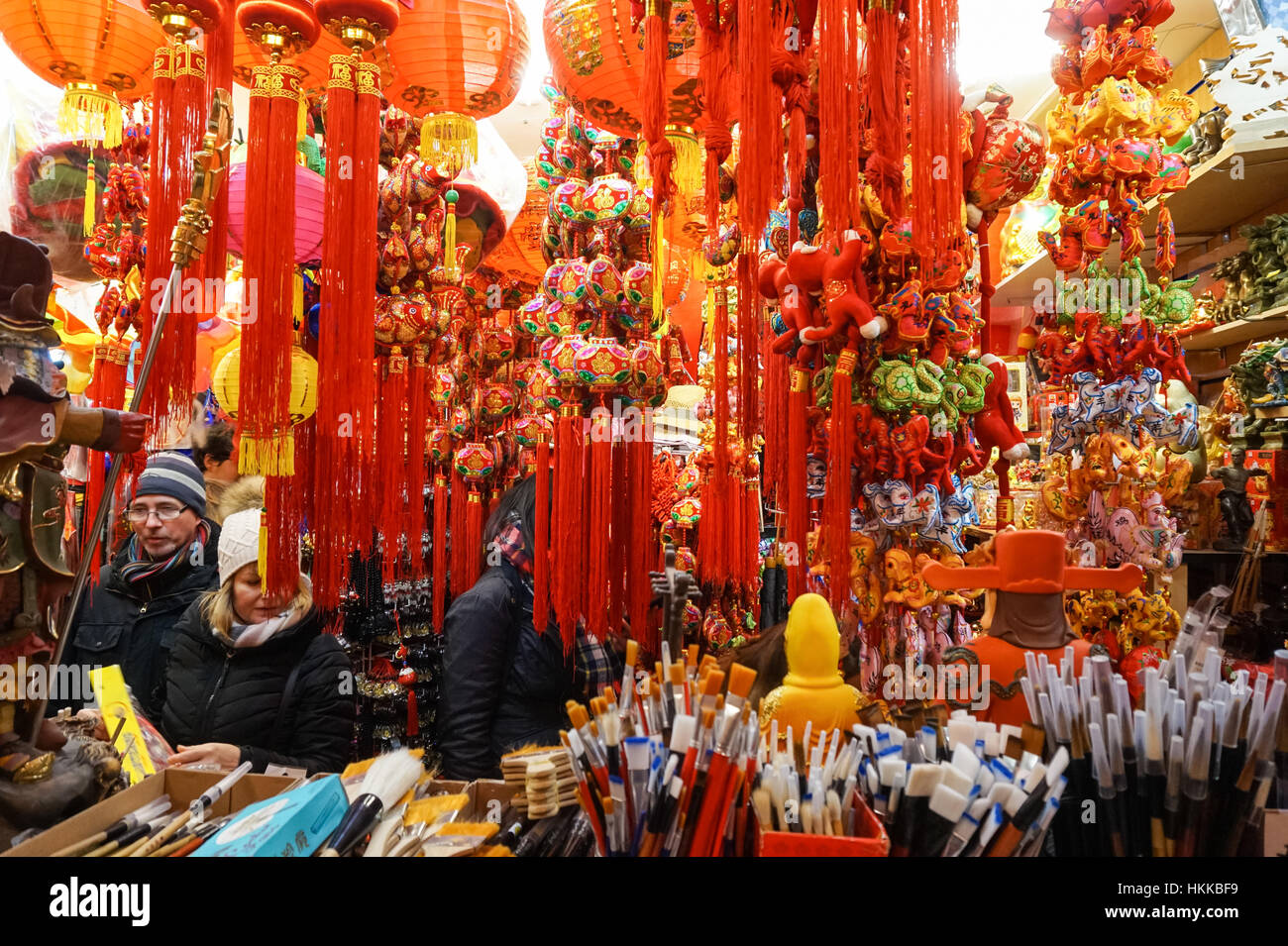 Käufer an Souvenirshop in Chinatown, London, England, Vereinigtes Königreich, Großbritannien Stockfoto