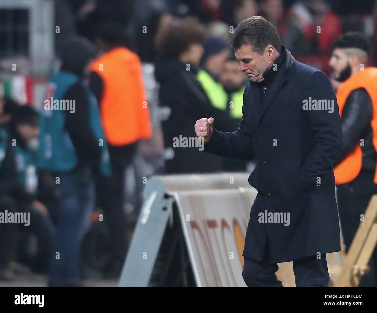 Leverkusen, Deutschland. 28. Januar, 2017.Bundesliga, Spieltag 18, Bayer 04 Leverkusen - Borussia Moenchengladbach:, Manager Dieter Hecking (Mönchengladbach) Ballt Die Faust. Bildnachweis: Jürgen Schwarz/Alamy Live-Nachrichten Stockfoto