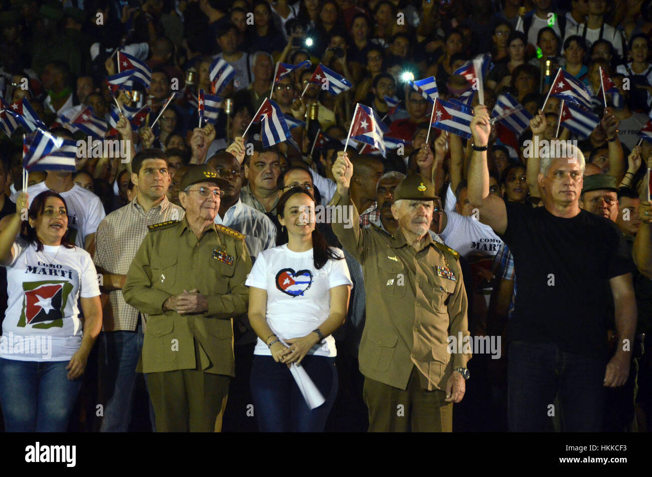 Havanna, Kuba. 27. Januar 2017. Kubanische Präsident Raul Castro (2. L, vorn) Teilnahme an der "März der Fackeln" in Havanna, Kuba. Kubanische Präsident Raul Castro am Freitagabend führte die traditionelle "März der Fackeln" des 164. Jahrestags der Geburt von der Karibikinsel Nationalhelden Jose Marti, und inzwischen zu spät Revolutionsführer Fidel Castro Tribut zollen. Bildnachweis: Joaquin Hernandez/Xinhua/Alamy Live-Nachrichten Stockfoto