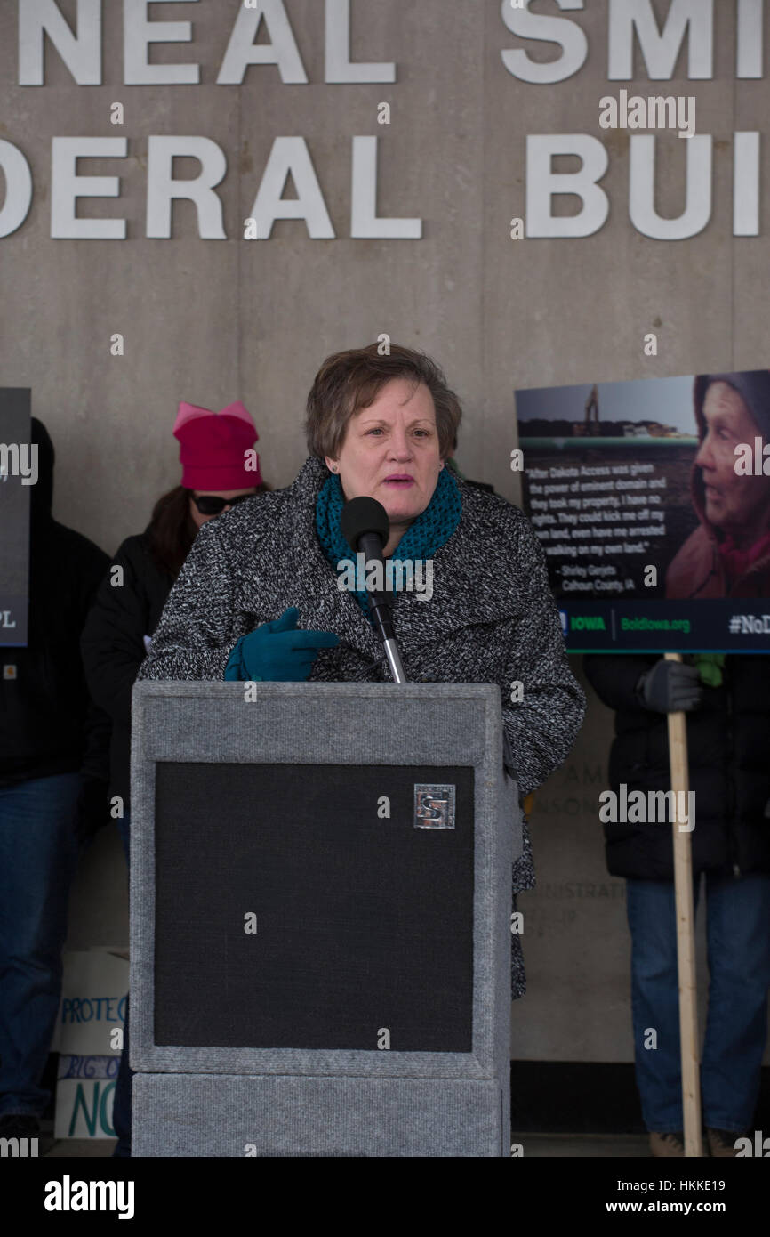 Des Moines, USA.  28. Januar 2017. Bürgerinnen und Bürger versammeln sich, um die Dakota Zugang Pipeline in Des Moines, Iowa, USA zu protestieren.  Cynthia Hanevy/Alamy Live-Nachrichten Stockfoto