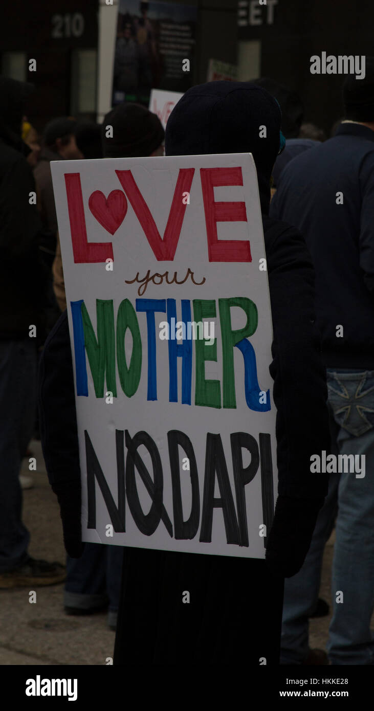 Des Moines, USA.  28. Januar 2017. Bürgerinnen und Bürger versammeln sich, um die Dakota Zugang Pipeline in Des Moines, Iowa, USA zu protestieren.  Dies ist ein ständiger Kampf für sauberes Wasser und gegen den Missbrauch von Eminent Domain Cynthia Hanevy/Alamy Live News Stockfoto