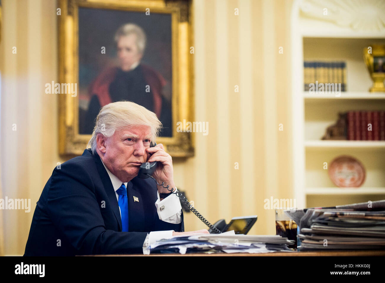 Washington DC, USA. 28. Januar 2017. US-Präsident Donald Trump spricht am Telefon mit Premierminister von Australien, Malcolm Turnbull im Oval Office am 28. Januar 2017 in Washington, DC, der Anruf war einer der fünf Gespräche mit ausländischen Führern für Samstag geplant. Bildnachweis: Dpa picture Alliance/Alamy Live News Stockfoto