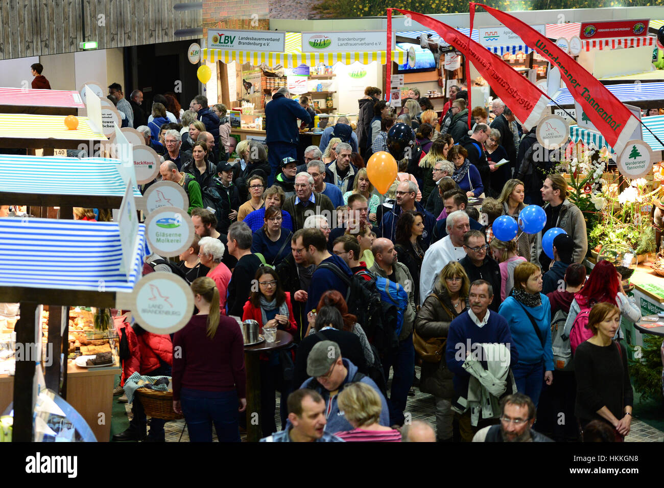 Berlin, Deutschland. 29. Januar 2017. Besucher genießen den letzten Tag der internationalen griechischen Woche in Berlin, Deutschland, 29. Januar 2017. Foto: Maurizio Gambarini/Dpa/Alamy Live News Stockfoto