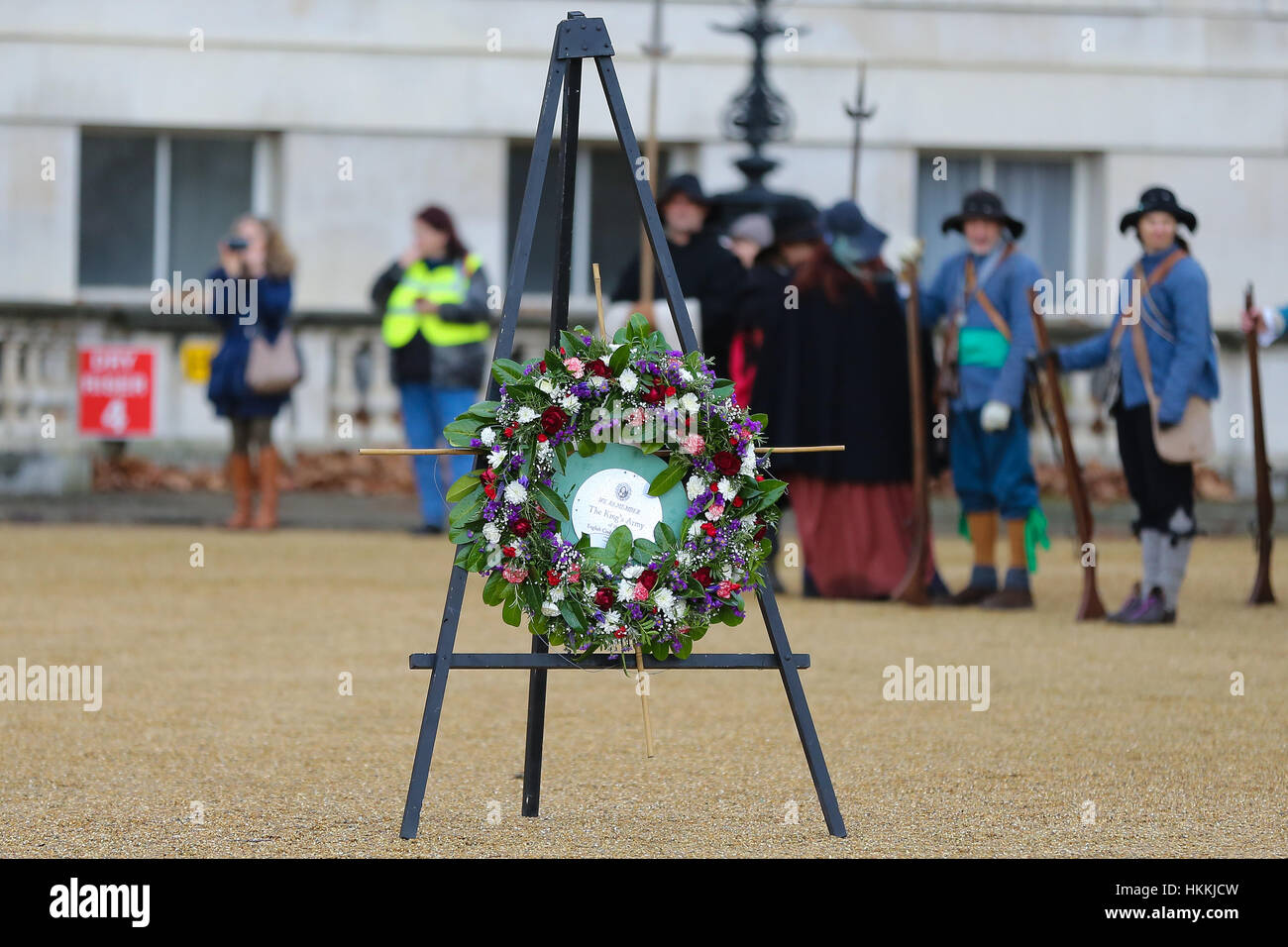 Die Mall, London, UK. 29. Januar 2017. Mitglieder der Armee des Königs der englische Bürgerkrieg Gesellschaft zu marschieren, wie sie die Route von König Charles I von St James Palast an den Ort seiner Hinrichtung im Banqueting House in Whitehall auf den Spuren von König Charles zurückzuverfolgen ich zum Gedenken an "Seine Majestäten schrecklichen Mord" in den Händen des Parlaments im Jahre 1649. Bildnachweis: Dinendra Haria/Alamy Live-Nachrichten Stockfoto