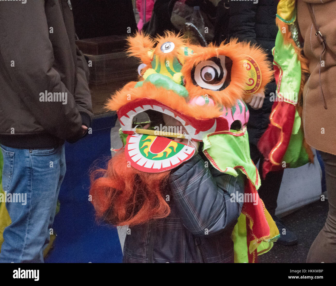 London, UK. 29. Januar 2017. Kleiner Junge im Drachenkopf in China Town für das chinesische Neujahrsfest London 2017# Credit: Ian Davidson/Alamy Live News Stockfoto