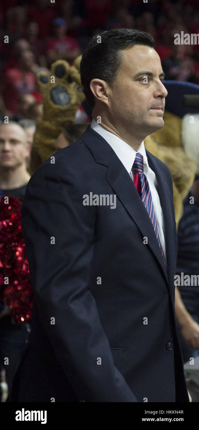 Tucson, USA. 29. Januar 2017. Arizonas Cheftrainer Sean Miller geht raus an den Hof vor dem Spiel gegen Washington im McKale Memorial Center in Tucson, Arizona. Bildnachweis: Jeff Brown/ZUMA Draht/Alamy Live-Nachrichten Stockfoto