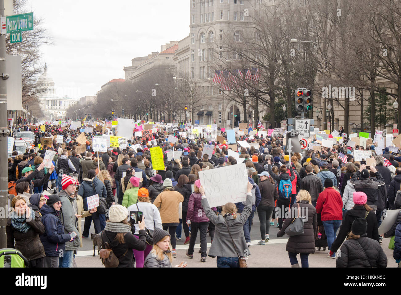 Washington, USA. 29. Januar 2017. Demonstranten marschieren Pennsylvania Avenue in Richtung der Trump International Hotel, in der Opposition von Präsident Donald Trump vorgeschlagenen Einwanderungspolitik und Verbot von muslimischen Eintrag in Washington, D.C. Credit: Angela Drake/Alamy Live News Stockfoto