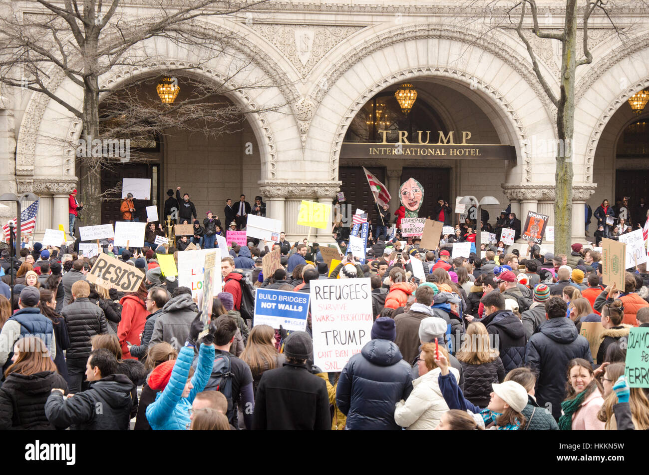 Washington, USA. Januar 2017. Demonstranten marschieren die Pennsylvania Avenue in Richtung Trump International Hotel, in Opposition zu Präsident Donald Trumps vorgeschlagenen Einwanderungspolitik und Verbot der muslimischen Einreise, in Washington, D.C. Kredit: Angela Drake/Alamy Live News Stockfoto