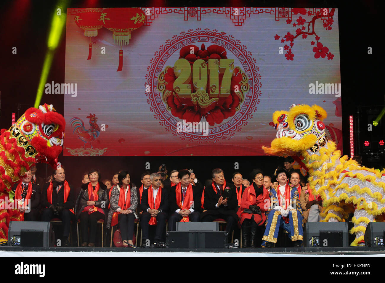 London, UK. 29. Januar 2017. Londoner Bürgermeister Sadiq Khan (5. L Front), chinesischer Botschafter in Großbritannien Liu Xiaoming (3. R, vorne) und andere Gäste besuchen die Feier für die chinesischen Lunar New Year am Trafalgar Square in London, Vereinigtes Königreich. Bildnachweis: Tim Irland/Xinhua/Alamy Live-Nachrichten Stockfoto