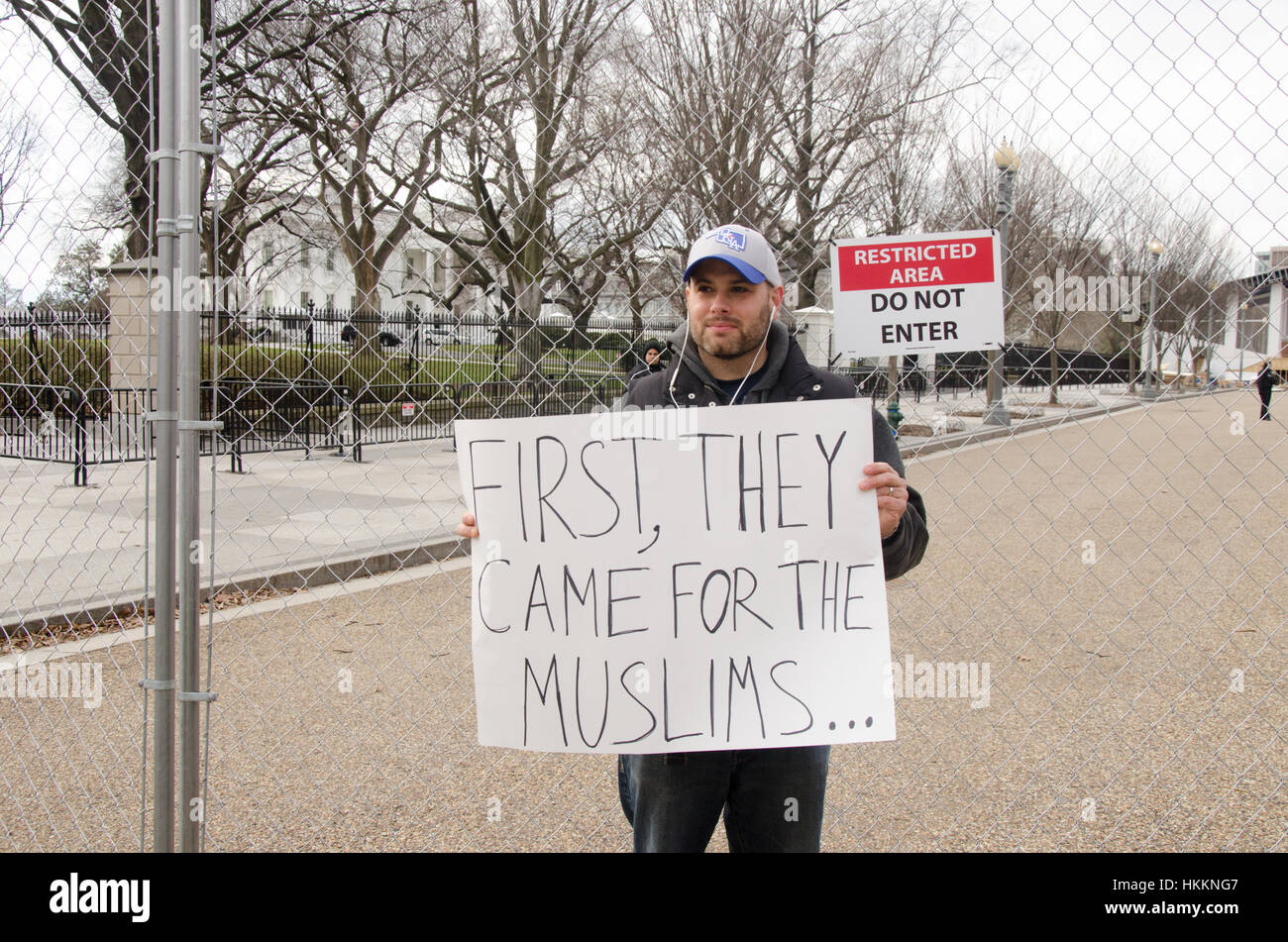 Washington, USA. 29. Januar 2017. Demonstrant hält Schild, die liest "Zuerst kam sie für die Muslime", stehend vor dem weißen Haus während einer Protestaktion gegen Donald Trump Einwanderung Politiken und Flüchtling Verbot in Washington D.C. Credit: Angela Drake/Alamy Live News Stockfoto