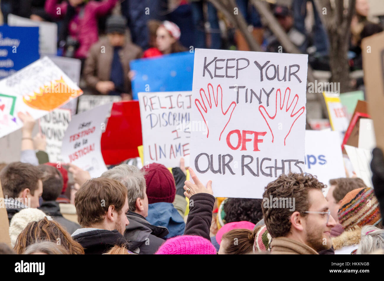 Washington, USA. 29. Januar 2017. Demonstrant hält Schild, die liest "Halten Sie Ihre kleinen" Hände"aus unsere Rechte", während einer Protestaktion gegen Donald Trump Einwanderung Politiken und Flüchtling Verbot in Washington D.C. Credit: Angela Drake/Alamy Live News Stockfoto