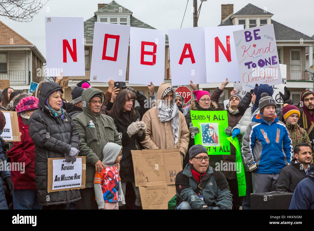 Hamtramck, USA. 29. Januar 2017. Hunderte versammelten sich in Hamtramck City Hall gegen Präsident Trump Verbot der Einwanderung aus sieben muslimischen Nationen. Hamtramck ist eine Stadt der Einwanderer, eine große, die Anzahl von denen aus dem Jemen sind. Die Stadt richtet sich nach einem mehrheitlich muslimischen Stadtrat und ist eine Stadt des Heiligtums. Bildnachweis: Jim West/Alamy Live-Nachrichten Stockfoto