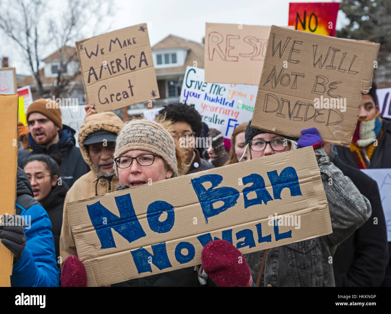 Hamtramck, USA. 29. Januar 2017. Hunderte versammelten sich in Hamtramck City Hall gegen Präsident Trump Verbot der Einwanderung aus sieben muslimischen Nationen. Hamtramck ist eine Stadt der Einwanderer, eine große, die Anzahl von denen aus dem Jemen sind. Die Stadt richtet sich nach einem mehrheitlich muslimischen Stadtrat und ist eine Stadt des Heiligtums. Bildnachweis: Jim West/Alamy Live-Nachrichten Stockfoto