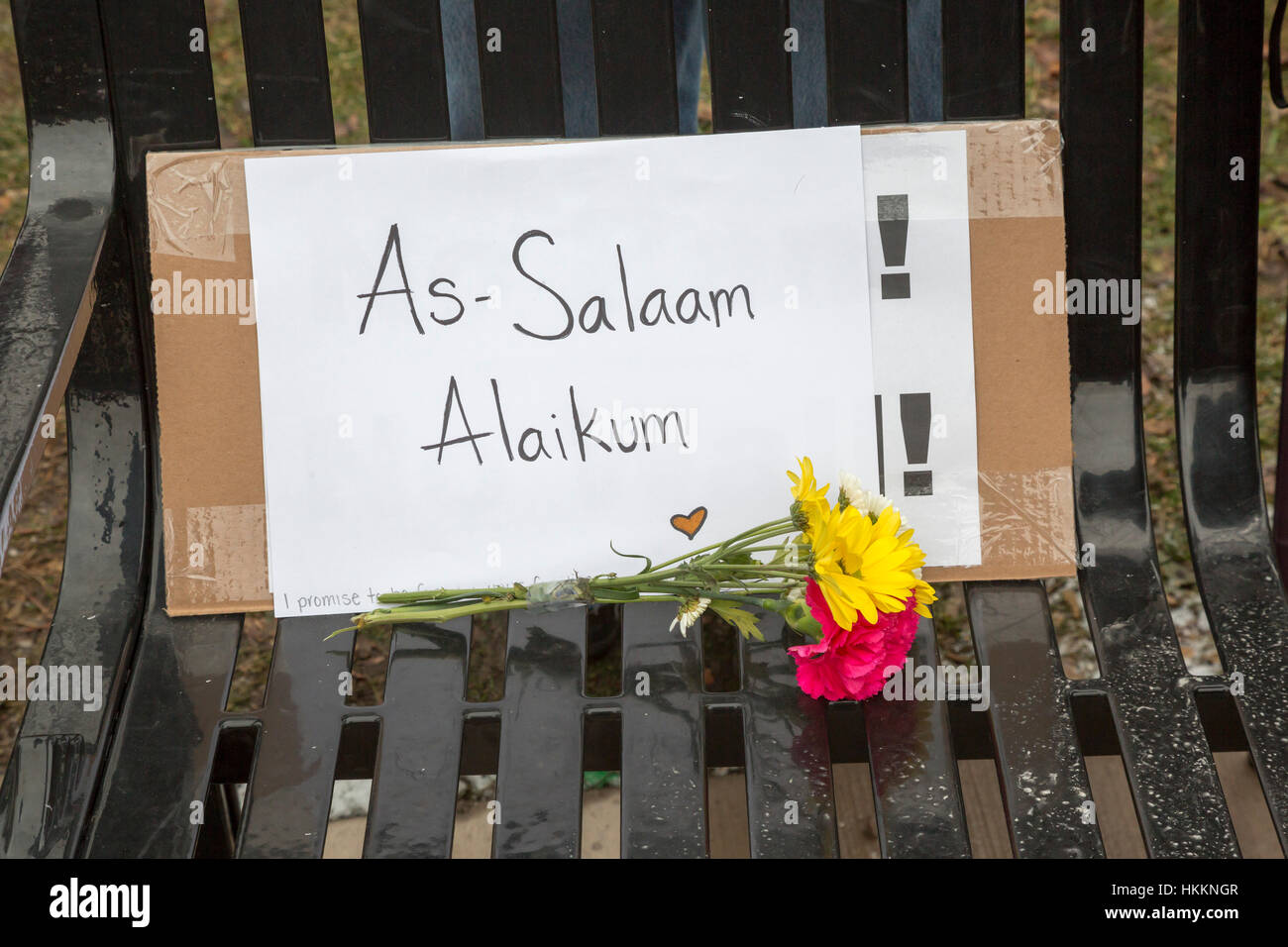 Hamtramck, USA. 29. Januar 2017. Blumen links sammelten sich auf einer Bank als Hunderte in Hamtramck City Hall gegen Präsident Trump Verbot der Einwanderung aus sieben muslimischen Nationen. Hamtramck ist eine Stadt der Einwanderer, eine große, die Anzahl von denen aus dem Jemen sind. Die Stadt richtet sich nach einem mehrheitlich muslimischen Stadtrat und ist eine Stadt des Heiligtums. Als Salaam Alaikum bedeutet "Friede sei mit euch." Bildnachweis: Jim West/Alamy Live-Nachrichten Stockfoto