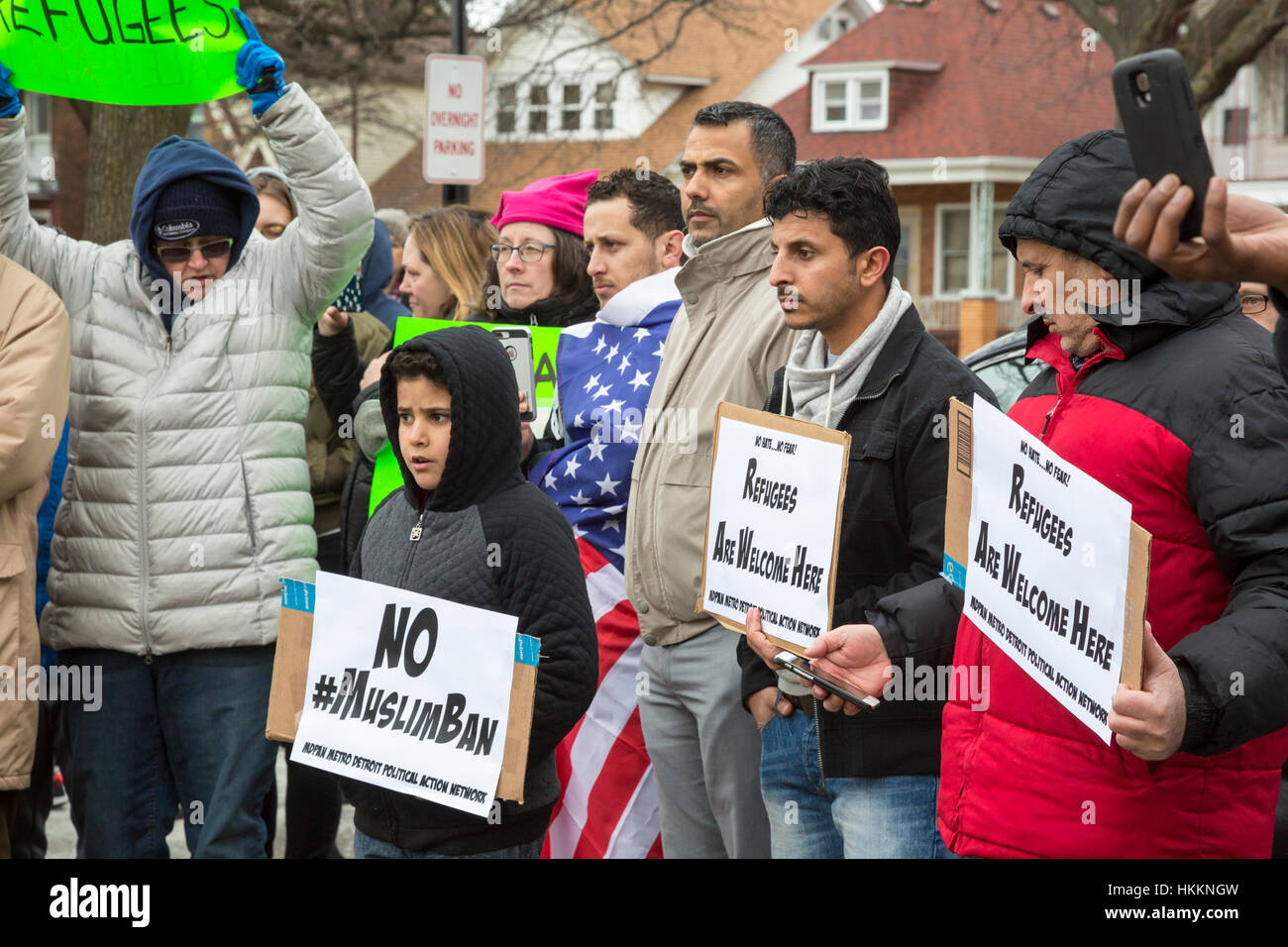 Hamtramck, USA. 29. Januar 2017. Hunderte versammelten sich in Hamtramck City Hall gegen Präsident Trump Verbot der Einwanderung aus sieben muslimischen Nationen. Hamtramck ist eine Stadt der Einwanderer, eine große, die Anzahl von denen aus dem Jemen sind. Die Stadt richtet sich nach einem mehrheitlich muslimischen Stadtrat und ist eine Stadt des Heiligtums. Bildnachweis: Jim West/Alamy Live-Nachrichten Stockfoto