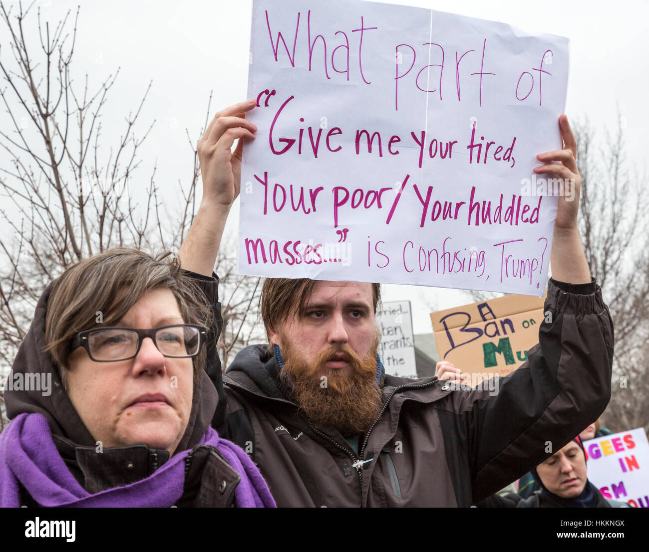 Hamtramck, USA. 29. Januar 2017. Hunderte versammelten sich in Hamtramck City Hall gegen Präsident Trump Verbot der Einwanderung aus sieben muslimischen Nationen. Hamtramck ist eine Stadt der Einwanderer, eine große, die Anzahl von denen aus dem Jemen sind. Die Stadt richtet sich nach einem mehrheitlich muslimischen Stadtrat und ist eine Stadt des Heiligtums. Bildnachweis: Jim West/Alamy Live-Nachrichten Stockfoto