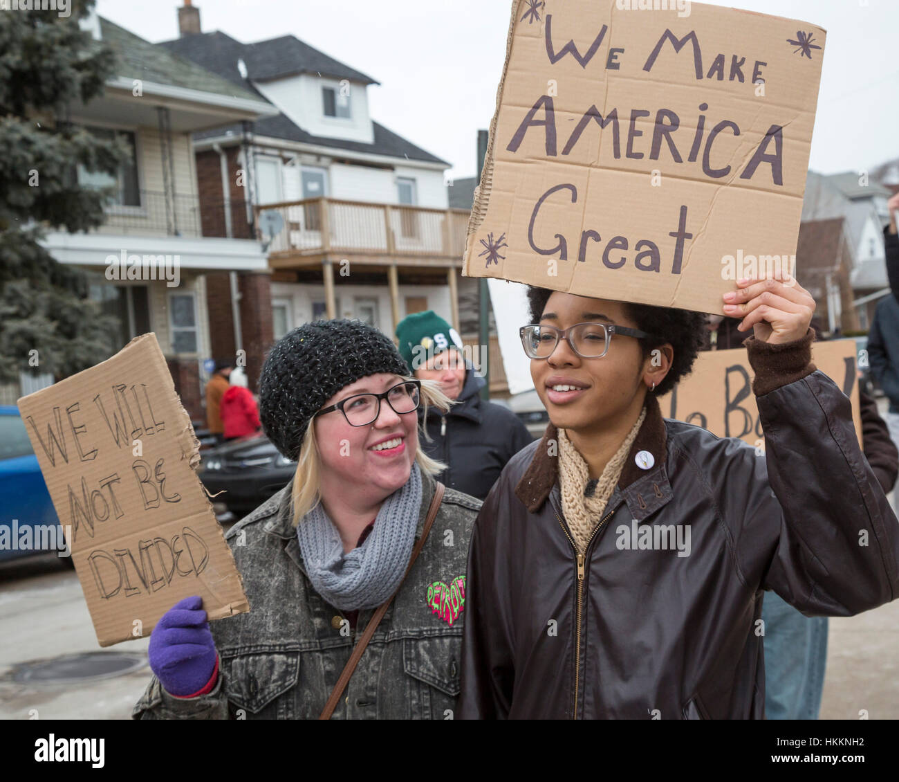 Hamtramck, USA. 29. Januar 2017. Hunderte versammelten sich in Hamtramck City Hall gegen Präsident Trump Verbot der Einwanderung aus sieben muslimischen Nationen. Hamtramck ist eine Stadt der Einwanderer, eine große, die Anzahl von denen aus dem Jemen sind. Die Stadt richtet sich nach einem mehrheitlich muslimischen Stadtrat und ist eine Stadt des Heiligtums. Bildnachweis: Jim West/Alamy Live-Nachrichten Stockfoto