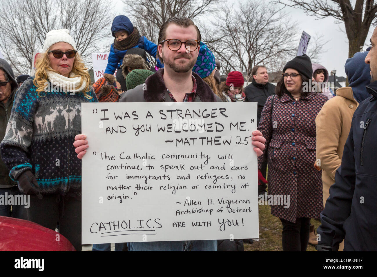 Hamtramck, USA. 29. Januar 2017. Hunderte versammelten sich in Hamtramck City Hall gegen Präsident Trump Verbot der Einwanderung aus sieben muslimischen Nationen. Hamtramck ist eine Stadt der Einwanderer, eine große, die Anzahl von denen aus dem Jemen sind. Die Stadt richtet sich nach einem mehrheitlich muslimischen Stadtrat und ist eine Stadt des Heiligtums. Bildnachweis: Jim West/Alamy Live-Nachrichten Stockfoto