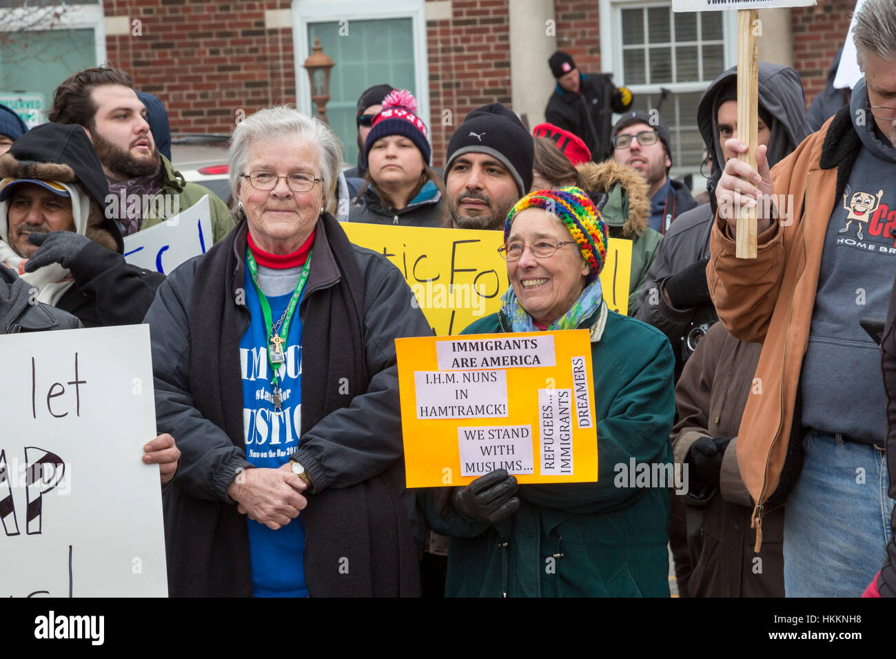 Hamtramck, USA. 29. Januar 2017. Hunderte, einschließlich der Nonnen von den Schwestern IHM versammelten sich in Hamtramck City Hall gegen Präsident Trump Verbot der Einwanderung aus sieben muslimischen Nationen. Hamtramck ist eine Stadt der Einwanderer, eine große, die Anzahl von denen aus dem Jemen sind. Die Stadt richtet sich nach einem mehrheitlich muslimischen Stadtrat und ist eine Stadt des Heiligtums. Bildnachweis: Jim West/Alamy Live-Nachrichten Stockfoto