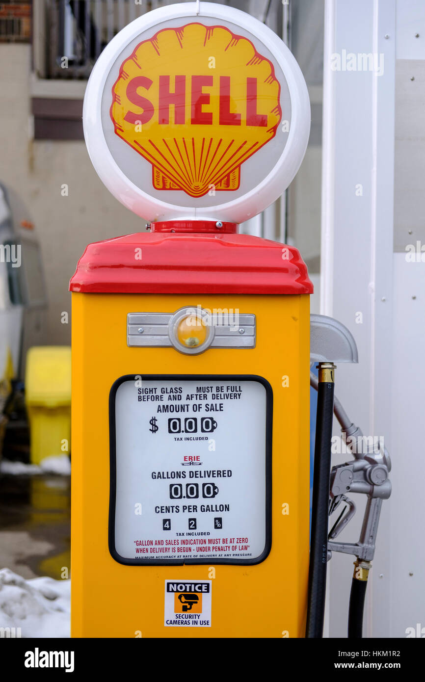 Alte gelbe stillgelegte Kraftstoffpumpe mit Shell-Logo vor einer Tankstelle in London, Ontario, Kanada. Stockfoto